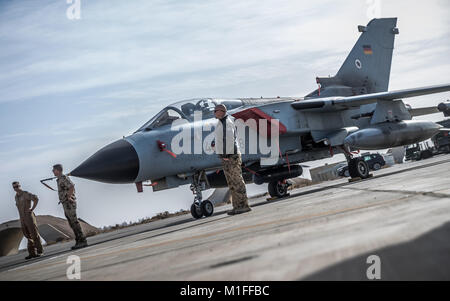 La Bundeswehr (forze armate federali) Tornado jet fighter parcheggiato nel Al-Azrak air base in Giordania, 13 gennaio 2018. Tornado getti recognizance decollare da Al-Azrak base verso la Siria come parte del 'contatore Daesh' missione. Foto: Michael Kappeler/dpa Foto Stock