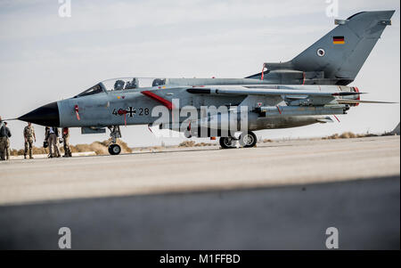 La Bundeswehr (forze armate federali) Tornado jet fighter parcheggiato nel Al-Azrak air base in Giordania, 13 gennaio 2018. Tornado getti recognizance decollare da Al-Azrak base verso la Siria come parte del 'contatore Daesh' missione. Foto: Michael Kappeler/dpa Foto Stock