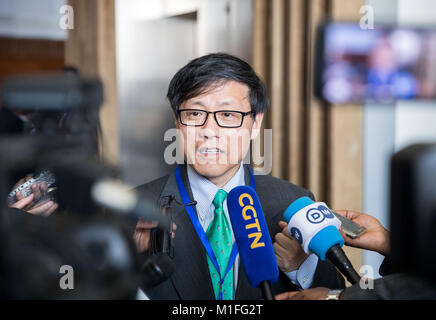 (180130) -- ADDIS ABEBA, Gennaio 30, 2018 (Xinhua) -- Kuang Weilin, capo della missione cinese presso l Unione Africana (AU), parla ai media presso il quartier generale di AU ad Addis Abeba, capitale dell Etiopia, 29 gennaio, 2018. Etiope Primo Ministro Hailemariam Desalegn lunedì ha respinto una media francesi report che sosteneva la Cina è stato spionaggio sul AU quartier generale di Addis Abeba. Chiamando la relazione "ensational', 'assurda' e 'totalmente false', Kuang Weilin detto il AU quartier generale è un progetto molto importante donati dalla Cina per sostenere il pan-africana di blocco. Kuang ha contestato anche la carta è intenzione come Foto Stock