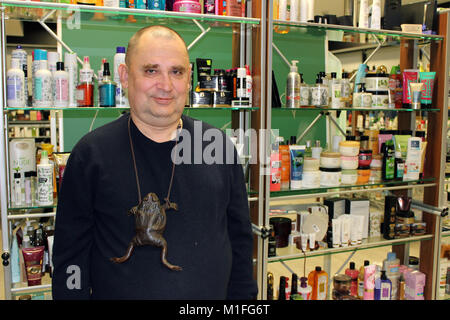 Mosca, Russia. 29 Nov, 2017. Imprenditore russo e fondatore della Natura Siberica linea di cosmetici, Andrey Trubnikov, in piedi di fronte a un ripiano accatastati con prodotti nella sua azienda presso la sede centrale a Mosca, Russia, 29 novembre 2017. Più e più russa designer e produttori sono scommesse su prodotti naturali. Un produttore è soprattutto l'impostazione del tono con l'industria dei cosmetici con erbe e degli ingredienti dalla Siberia. Egli è ora impostando la sua curiosità sul mercato tedesco come bene. Credito: Claudia Thaler/dpa/Alamy Live News Foto Stock