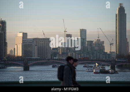 Westminster Bridge, Londra, Regno Unito. 30 gen, 2018. Regno Unito Meteo. Regno Unito Meteo. Una forte luce del sole e il gelo saluta mattina pendolari in ora di punta sul Westminster Bridge con viste a monte verso la Vauxhall. Credito: Malcolm Park/Alamy Live News. Foto Stock