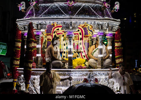 Kuala Lumpur, Malesia. 29 gen, 2018. Silver Chariot portano la statua dorata di Lord Murugan, accompagnare dai sacerdoti del tempio per le Grotte di Batu Thaipusam festival. Thaipusam festival inizia il 31 gennaio, 2018. Credito: Danny Chan/Alamy Live News Foto Stock