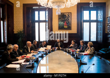 Barcellona, Spagna. 30 gen, 2018. Il presidente del Parlamento della Catalogna ROGER TORRENT (C) incontra i membri dell'Ufficio di presidenza del Parlamento (Mesa del Parlament) dopo aver annunciato la sospensione e rinvio del catalano Presidente discussione sull'investitura prevista per oggi. Credito: Jordi Boixareu/Alamy Live News Foto Stock