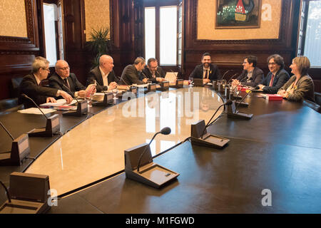 Barcellona, Spagna. 30 gen, 2018. Il presidente del Parlamento della Catalogna ROGER TORRENT (C) incontra i membri dell'Ufficio di presidenza del Parlamento (Mesa del Parlament) dopo aver annunciato la sospensione e rinvio del catalano Presidente discussione sull'investitura prevista per oggi. Credito: Jordi Boixareu/Alamy Live News Foto Stock