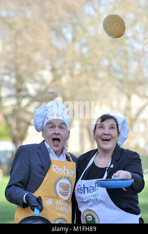 Londra, Regno Unito. 30 gen, 2018. Il veterano della gara e questo anno di Starter ufficiale, ITV newscaster, Alastair Stewart OBE, sovrintende Tonia Antoniazzi MP per il Parlamento europeo il Team, prendere parte ad una gara di pancake bootcamp in Westminster davanti al main event, La Rehab Pancake parlamentare gara, il Martedì Grasso. Credito: Stephen Chung/Alamy Live News Foto Stock