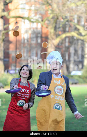 Londra, Regno Unito. 30 gen, 2018. Il veterano della gara e questo anno di Starter ufficiale, ITV newscaster, Alastair Stewart OBE, e ITV News' Lucrezia Millarini per la Media Team, prendere parte ad una gara di pancake bootcamp in Westminster davanti al main event, La Rehab Pancake parlamentare gara, il Martedì Grasso. Credito: Stephen Chung/Alamy Live News Foto Stock