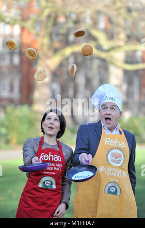 Londra, Regno Unito. 30 gen, 2018. Il veterano della gara e questo anno di Starter ufficiale, ITV newscaster, Alastair Stewart OBE, e ITV News' Lucrezia Millarini per la Media Team, prendere parte ad una gara di pancake bootcamp in Westminster davanti al main event, La Rehab Pancake parlamentare gara, il Martedì Grasso. Credito: Stephen Chung/Alamy Live News Foto Stock