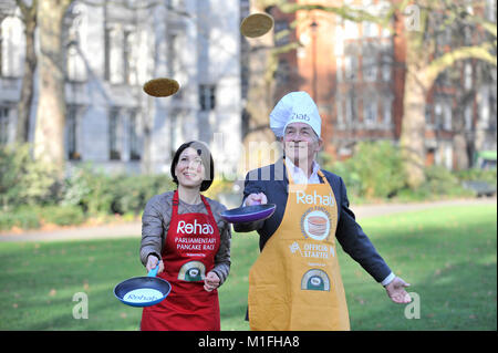 Londra, Regno Unito. 30 gen, 2018. Il veterano della gara e questo anno di Starter ufficiale, ITV newscaster, Alastair Stewart OBE, e ITV News' Lucrezia Millarini per la Media Team, prendere parte ad una gara di pancake bootcamp in Westminster davanti al main event, La Rehab Pancake parlamentare gara, il Martedì Grasso. Credito: Stephen Chung/Alamy Live News Foto Stock