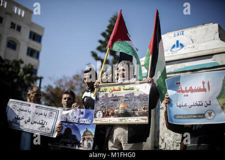 La striscia di Gaza City, nella Striscia di Gaza. 30 gen, 2018. Le persone in attesa di banner e bandiere di Palestina durante una marcia organizzata da parte delle fazioni palestinesi in occasione della Giornata internazionale di solidarietà con il popolo palestinese nella Striscia di Gaza City, nella Striscia di Gaza, 30 gennaio 2018. Credito: Mohammed Talatene/dpa/Alamy Live News Foto Stock