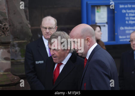 Warrington, Regno Unito. 30 gen, 2018. Ex giocatore di Liverpool kenny Dalglish assiste al funerale di ex Liverpool FC portiere Tommy Lawrence, a St Elphin la chiesa parrocchiale, la chiesa di St, Warrington. Credito: ken biggs/Alamy Live News Foto Stock