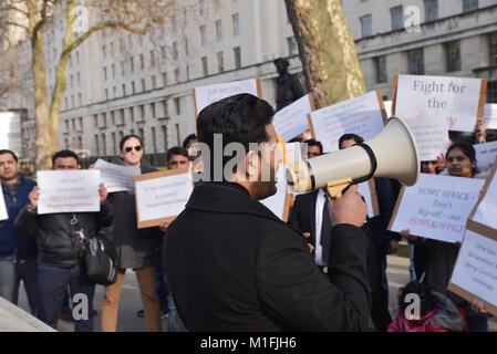 Whitehall, Londra, Regno Unito. Londra, Regno Unito. Il 30 gennaio 2018. Protesta di fronte a Downing Street da: altamente esperti contro l ingiustizia dall'ufficio a casa. Professionisti che stato "Siamo un gruppo di migranti altamente qualificati che hanno sofferto a causa di ingiustizia compiuta dall'ufficio a casa' Credit: Matteo Chattle/Alamy Live News Foto Stock