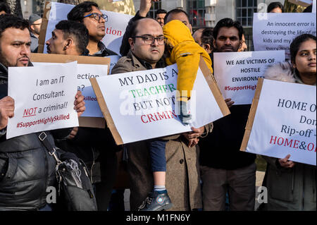 Londra 30 Gennaio 2018 Silled Migrents protestare di fronte a Downing Street a lamentarsi circa il loro trattamento mediante l'Home Office e HMRC Credito: Ian Davidson/Alamy Live News Foto Stock