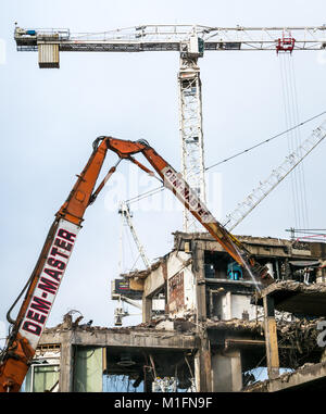 St James Centre, Edimburgo, Scozia, Regno Unito. La demolizione del St James Center per un progetto di rigenerazione di £850 milioni è prevista per il completamento entro il 2020. Include un hotel di lusso, uno spazio al dettaglio, un cinema multischermo e appartamenti. Revamping St James è uno dei più grandi progetti di rigenerazione del settore privato del Regno Unito. Gru di grandi dimensioni che lacera una struttura in cemento Foto Stock