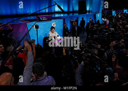 29 gennaio 2018 New England Patriots quarterback Tom Brady (12) viene intervistato durante il Super Bowl LII apertura notturna a Xcel Energy Center in St. Paul, MN. Charles Baus/CSM Credito: Cal Sport Media/Alamy Live News Foto Stock