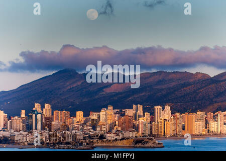 Benidorm, Costa Blanca, Spagna, 30 gennaio 2018. Il Supermoon sorge sopra il porto di Benidorm come visto da un punto di vista vantaggioso vicino alla fine della spiaggia di Ponente, Tossal De La Cala. Questo è un giorno prima che il picco di pienezza, ma anche la NASA continua a fare riferimento ad esso come un Supermoon. Credito: Mick Flynn/Alamy Live News Foto Stock