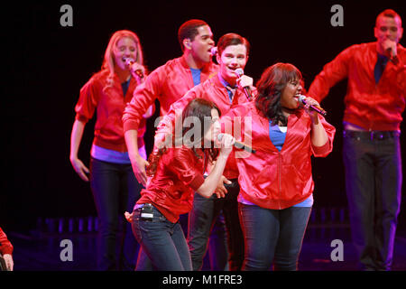 ***FILE FOTO*** MARK SALLING MORTI DI apparente suicidio Lea Michele, Amber Riley, Chris Colfer e Mark Salling effettuando al Glee Concert Tour. Amphitheatre di Gibson in città universale a piedi in Los Angeles, California. Maggio 20, 2010.Credit: Dennis Van Tine/MediaPunch Foto Stock