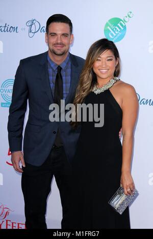 ***FILE FOTO*** MARK SALLING MORTI DI apparente suicidio di Los Angeles, CA - 19 Luglio: Mark Salling, Jenna Ushkowitz alla quarta celebrazione annuale di gala di danza presentato da Dizzy Feet Foundation, Dorothy Chandler Pavilion, Los Angeles, 19 luglio 2014. Credito: Janice Ogata/MediaPunch Foto Stock