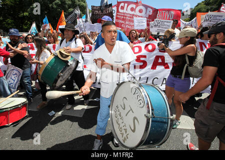 Buenos Aires, Argentina. 30 gen, 2018. I dipendenti di Posadas Ospedale nazionale ha tenuto una manifestazione contro i licenziamenti. Insieme con i movimenti sociali protesta centro di Buenos Aires, causando un sindaco il traffico caotico. 30 gen, 2018. Credito: Claudio Santisteban/ZUMA filo/Alamy Live News Foto Stock