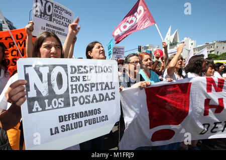 Buenos Aires, Argentina. 30 gen, 2018. I dipendenti di Posadas Ospedale nazionale ha tenuto una manifestazione contro i licenziamenti. Insieme con i movimenti sociali protesta centro di Buenos Aires, causando un sindaco il traffico caotico. 30 gen, 2018. Credito: Claudio Santisteban/ZUMA filo/Alamy Live News Foto Stock