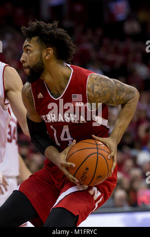 Madison, WI, Stati Uniti d'America. 29 gen, 2018. Il Nebraska Cornhuskers avanti Isacco Copeland #14 guarda al cliente durante il NCAA pallacanestro tra il Nebraska Cornhuskers e Wisconsin Badgers a Kohl Center a Madison, WI. Il Nebraska sconfitto Wisconsin 74-63. John Fisher/CSM/Alamy Live News Foto Stock