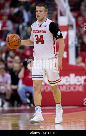 Madison, WI, Stati Uniti d'America. 29 gen, 2018. Wisconsin Badgers guard Brad Davison #34 in azione durante il NCAA pallacanestro tra il Nebraska Cornhuskers e Wisconsin Badgers a Kohl Center a Madison, WI. Il Nebraska sconfitto Wisconsin 74-63. John Fisher/CSM/Alamy Live News Foto Stock