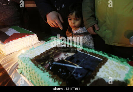 Hebron, West Bank, Territorio palestinese. 30 gen, 2018. Palestinesi prendere parte in una simbolica festa di compleanno per i palestinesi teen Ahed Tamimi, chi è detenuto da Israele in Cisgiordania città di Hebron Gennaio 30, 2018 Credit: Wisam Hashlamoun APA/images/ZUMA filo/Alamy Live News Foto Stock