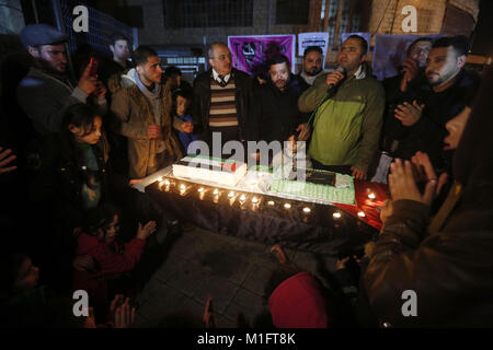 Hebron, West Bank, Territorio palestinese. 30 gen, 2018. Palestinesi prendere parte in una simbolica festa di compleanno per i palestinesi teen Ahed Tamimi, chi è detenuto da Israele in Cisgiordania città di Hebron Gennaio 30, 2018 Credit: Wisam Hashlamoun APA/images/ZUMA filo/Alamy Live News Foto Stock