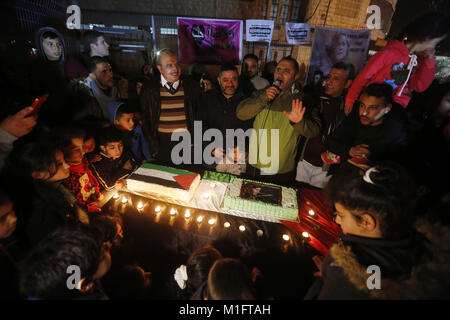 Hebron, West Bank, Territorio palestinese. 30 gen, 2018. Palestinesi prendere parte in una simbolica festa di compleanno per i palestinesi teen Ahed Tamimi, chi è detenuto da Israele in Cisgiordania città di Hebron Gennaio 30, 2018 Credit: Wisam Hashlamoun APA/images/ZUMA filo/Alamy Live News Foto Stock