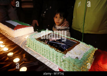 Hebron, West Bank, Territorio palestinese. 30 gen, 2018. Palestinesi prendere parte in una simbolica festa di compleanno per i palestinesi teen Ahed Tamimi, chi è detenuto da Israele in Cisgiordania città di Hebron Gennaio 30, 2018 Credit: Wisam Hashlamoun APA/images/ZUMA filo/Alamy Live News Foto Stock