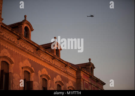 Barcellona, Spagna. 30 gen 2018. Centinaia di persone si concentra alle porte del parco della Ciudadela "" sono riusciti a rompere la corda di sicurezza impostato dalla polizia autonomica 'mosses de escuadra' e hanno raggiunto le porte del parlamento catalano. Oggi Carles Puigdemont è stato scelto come presidente della Generalitat de Catalunya, ma la sentenza della corte costituzionale hanno deciso di rimandare l'appuntamento. Credito: Charlie Perez/Alamy Live News Foto Stock