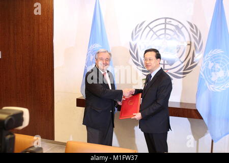 Onu, New York, Stati Uniti d'America. 30 gen, 2018. La Cina del nuovo ambasciatore presso le Nazioni Unite Ma Zhaoxu ha presentato le sue credenziali all ONU Sec-Gen Antonio Guterres. Foto: Matthew Russell Lee / città interna premere Foto Stock