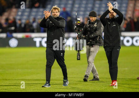 Huddersfield, Regno Unito. 30 gen, 2018. Liverpool Manager Jurgen Klopp e Giordania Henderson di Liverpool celebrare a tempo pieno della Premier League match tra Huddersfield Town e Liverpool a John Smith's Stadium il 30 di gennaio 2018 a Huddersfield, Inghilterra. (Foto di Daniel Chesterton/phcimages.com) Credit: Immagini di PHC/Alamy Live News Foto Stock