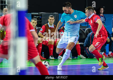 Lubiana, Slovenia. 30 gen, 2018. Gasper Vrhovec (L) della Slovenia il sistema VIES per la palla con Denis Ramic di Serbia durante Europeo UEFA Futsal Championship 2018 match tra la Slovenia e la Serbia a Arena Stozice di Lubiana, Slovenia il 30 gennaio 2018. Credito: Jure Makovec/Alamy Live News Foto Stock