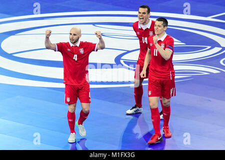 Lubiana, Slovenia. 30 gen, 2018. I giocatori serbi festeggiare dopo aver segnato un obiettivo di stabilizzazione durante la UEFA Futsal europeo Championship 2018 match tra la Slovenia e la Serbia a Arena Stozice di Lubiana, Slovenia il 30 gennaio 2018. Credito: Jure Makovec/Alamy Live News Foto Stock