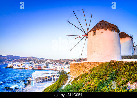 Mykonos, Grecia. Mulini a vento di Kato Mili sono funzione iconica dell'isola greca di Mikonos, Isole Cicladi. Foto Stock