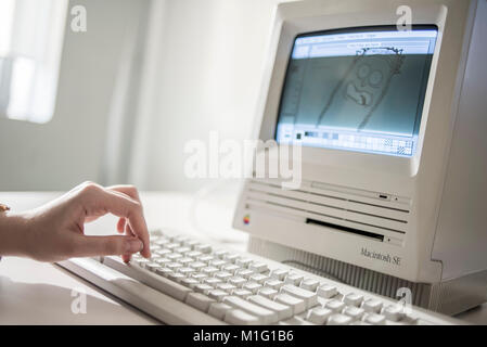 Un membro del personale mostra Macintosh SE FDHD, data di rilascio agosto 1989, a MacPaw ucraini dell Museo Apple a Kiev in Ucraina il 26 gennaio 2017. Sviluppatore ucraino MacPaw ha aperto Apple hardware museum presso l ufficio della società a Kiev. La collezione ha più di 70 originali modelli Macintosh datate dal 1981 al 2017. Foto Stock