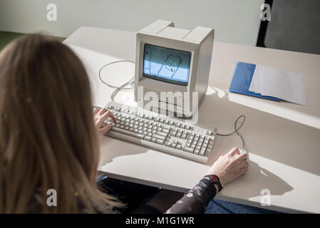 Un membro del personale mostra Macintosh SE FDHD, data di rilascio agosto 1989, a MacPaw ucraini dell Museo Apple a Kiev in Ucraina il 26 gennaio 2017. Sviluppatore ucraino MacPaw ha aperto Apple hardware museum presso l ufficio della società a Kiev. La collezione ha più di 70 originali modelli Macintosh datate dal 1981 al 2017. Foto Stock