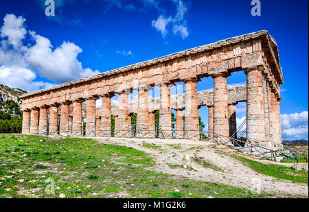 Segesta, Italia. Antico tempio greco di Saegesta, dorico Architettura in Sicilia, Magna Grecia. Foto Stock