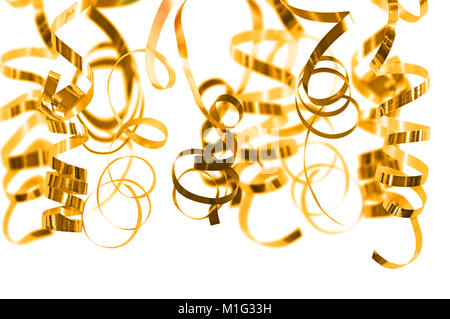 Golden serpentina streamers appeso su sfondo bianco Foto Stock