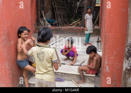 I bambini giocando in uno dei vicoli in Kumartuli, i vasai Village Foto Stock