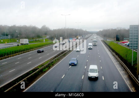 Regno Unito - traffico sull'autostrada M1 visto dai servizi forestali di Leicester Foto Stock