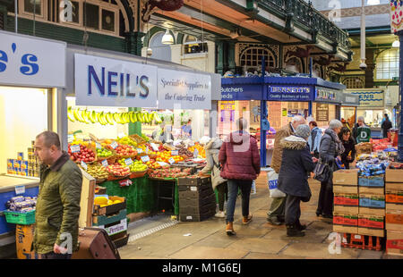 Leeds Yorkshire UK - Leeds City mercato interno Kirkgate bancarelle di frutta e verdura Foto Stock