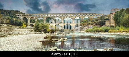 Vista panoramica di Pont du Gard acquedotto romano sul fiume Gardon. Francia Provenza Foto Stock