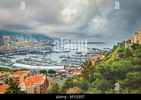Vista del porto e Monte Carlo città con yacht di lusso in porto. Il Principato di Monaco Foto Stock