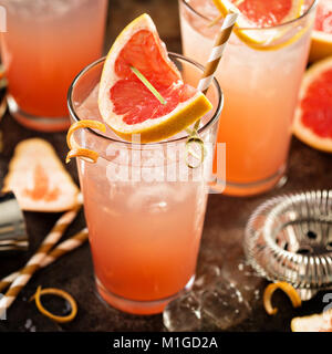 Cocktail di pompelmo in bicchieri a calice con ghiaccio e acqua frizzante Foto Stock