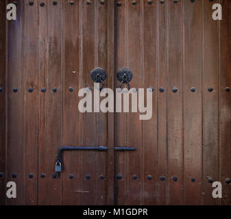 Legno marrone porta, sfondo con chiusura a scatto e un lucchetto, close up, dettagli Foto Stock