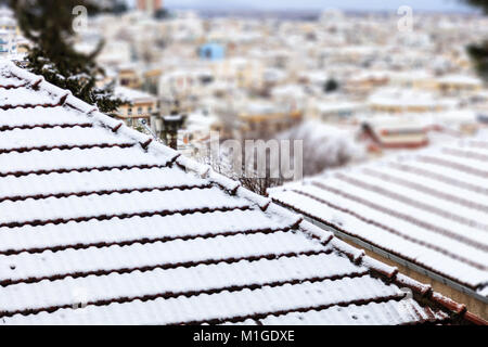 Tetti pieno di bianco, neve soffice. In inverno, il tempo per le vacanze. Sfocatura dello sfondo storico, close up, dettagli Foto Stock