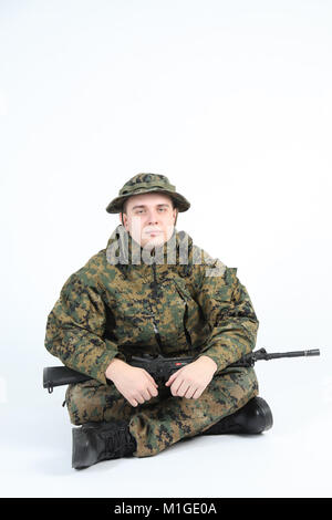 Soldato in digital camouflage con la pistola Foto Stock