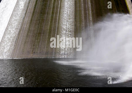 Acqua Bianca overspill run off sul soleggiato stark parete in calcestruzzo di Llys y Fran diga del serbatoio, Pembrokeshire, Wales, Regno Unito Foto Stock