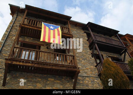 Edificio con 'estelada' bandiera al balcone, sostenendo la independecia per la Catalogna in Spagna Foto Stock